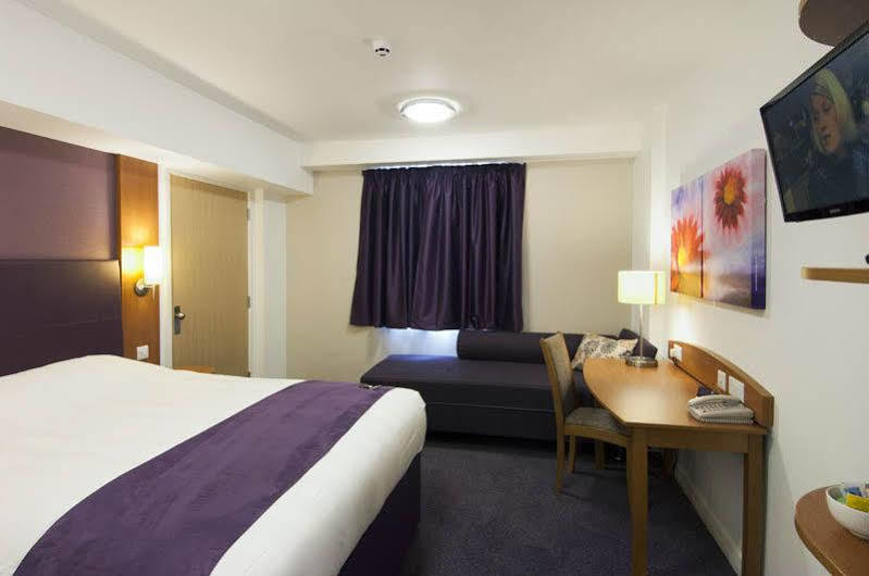 Premier Inn โคล์เชสเตอร์ ภายนอก รูปภาพ